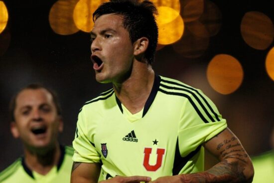 Charles Aránguiz con camiseta de Universidad de Chile.