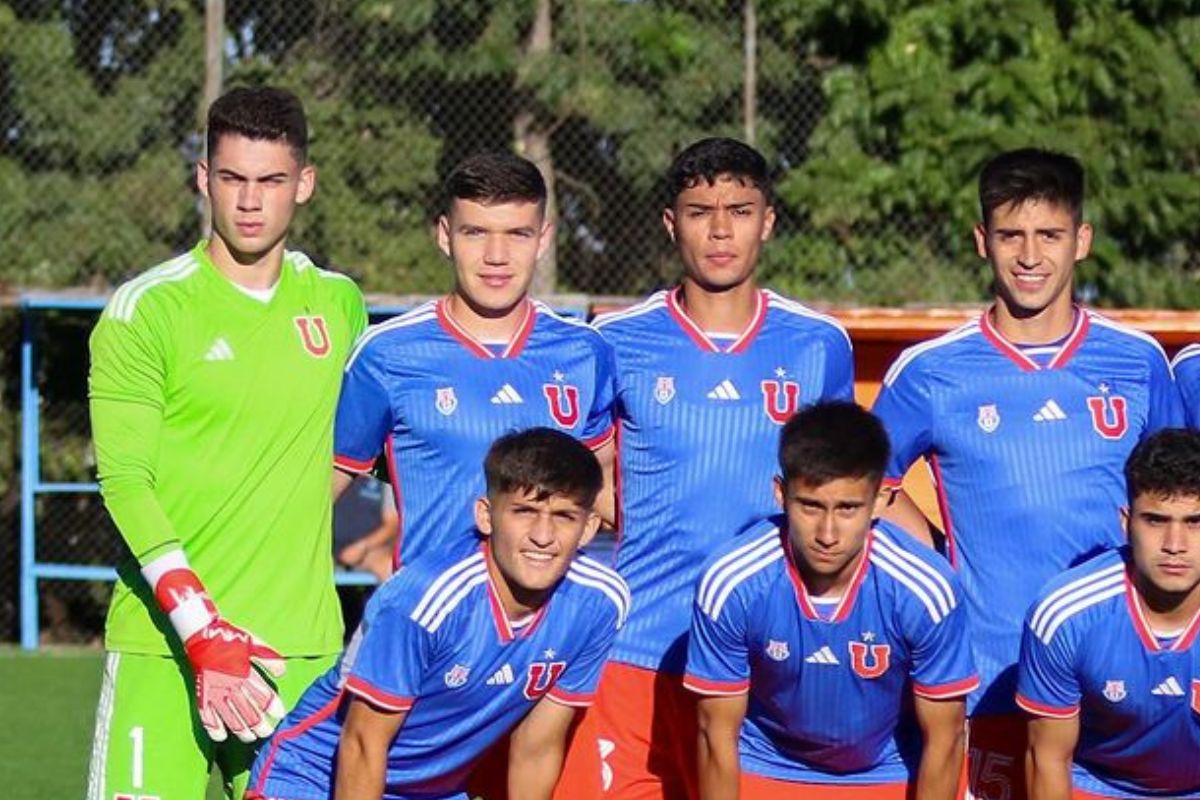 Canterano de la U reconoció el apoyo de dos compañeros del primer equipo: "Son referentes, me ayudan bastante"