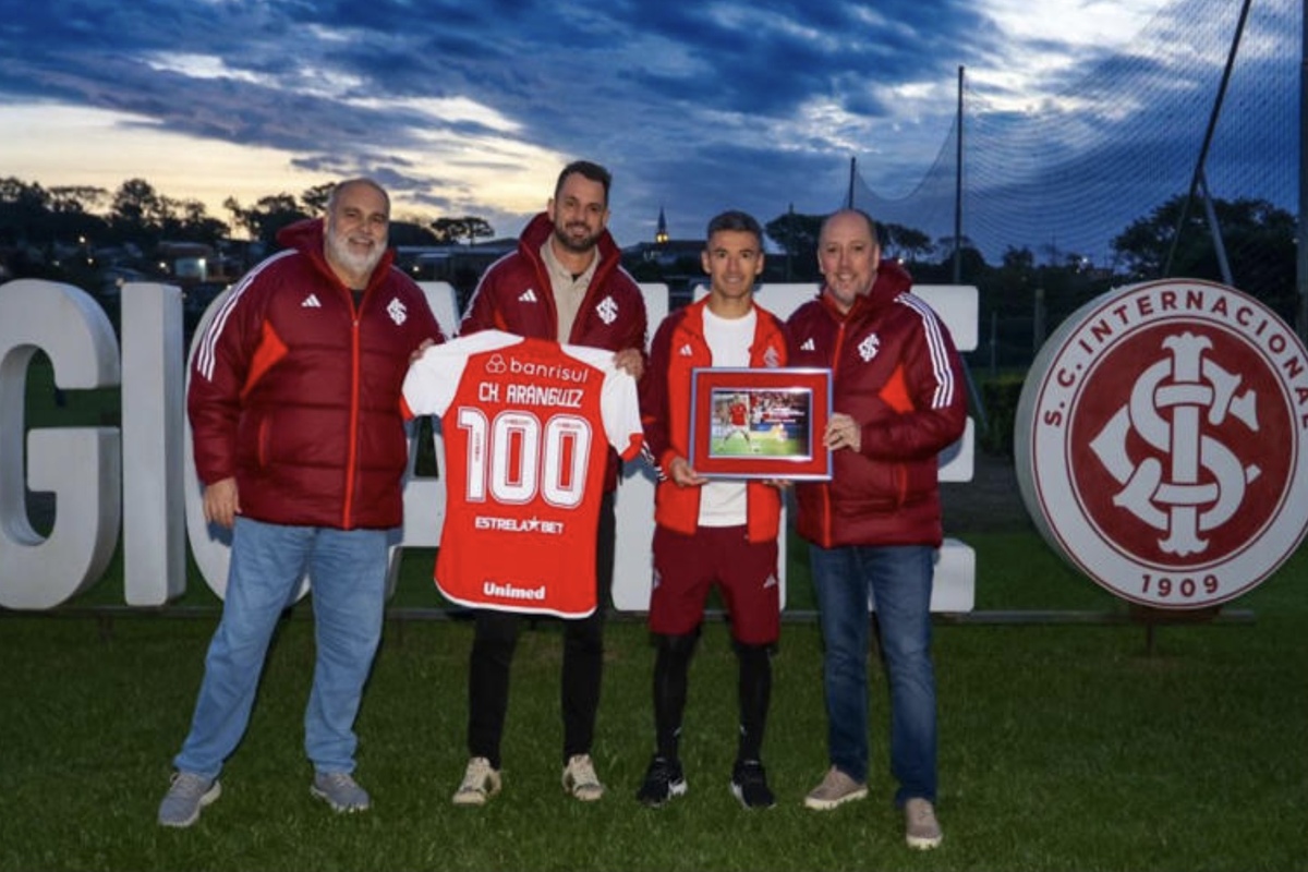 Con aroma a despedida: El reconocimiento que recibió Charles Aránguiz en medio de los rumores de su retorno