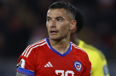 Primer plano de Charles Aranguiz con la camiseta de La Roja.