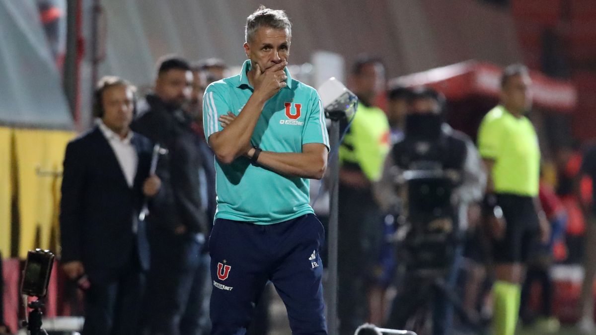 Gustavo Álvarez en la banca de la U.