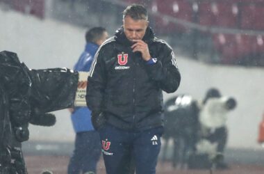 Gustavo Álvarez mirando al piso.