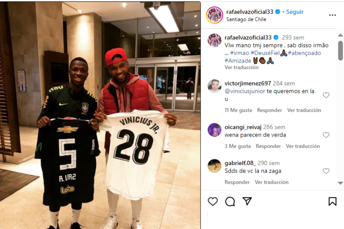 El día en que Vinícius Junior recibió de regalo una camiseta de la U y se fotografió con ella