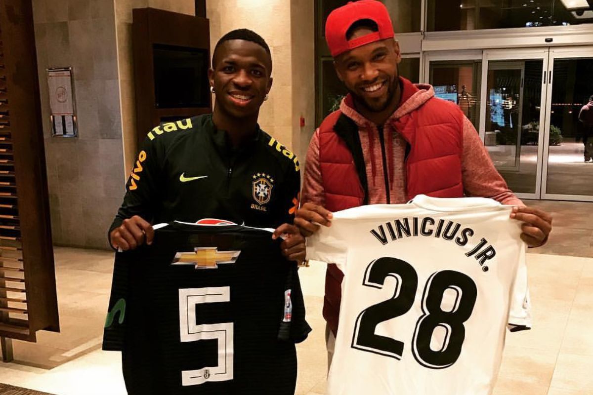 El día en que Vinícius Junior recibió de regalo una camiseta de la U y se fotografió con ella