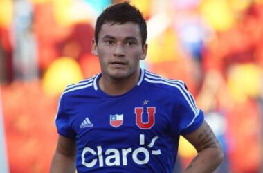Charles Aránguiz con camiseta de Universidad de Chile
