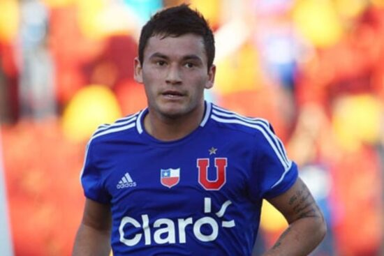 Charles Aránguiz con camiseta de Universidad de Chile