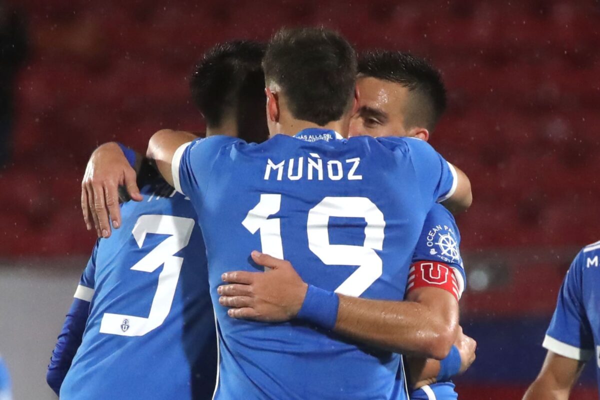 Jugadores de Universidad de Chile celebrando un gol ante Municipal Puente Alto.