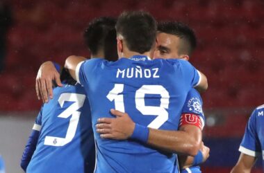 Jugadores de Universidad de Chile celebrando un gol ante Municipal Puente Alto.