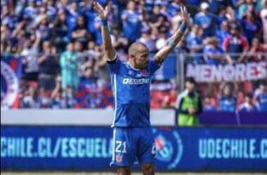 Marcelo Díaz con la barra de la U de fondo.