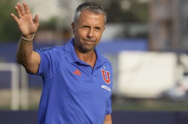 Gustavo Álvarez saludando.