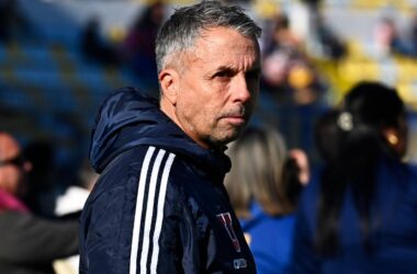 Técnico de la U tomó la palabra: Gustavo Álvarez reafirma su posición sobre llegada de refuerzos y el tema Charles Aránguiz