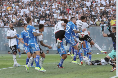 Futbol, Colo Colo vs Universidad de Chile El jugador de Colo Colo Esteban Pavez, izquierda, disputa el balon con Gabriel Castellon de Universidad de Chile durante el partido de primera division realizado en el estadio Monumental de Santiago, Chile. 10/03/2024 Pepe Alvujar/Photosport Football, Colo Colo vs Universidad de Chile 4nd turn, 2024 National Championship. Colo Colo’s player Esteban Pavez, left, vies for the ball against Gabriel Castellon of Universidad de Chile during the first division match held at the Monumental stadium in Santiago, Chile. 10/03/2024 Pepe Alvujar/Photosport