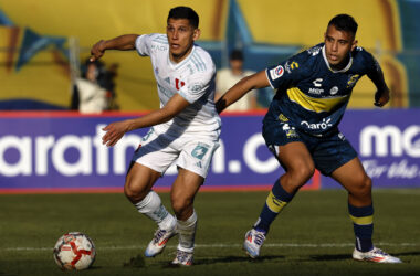 Futbol, Everton vs Universidad de Chile. Copa Chile 2024. El jugador de Universidad de Chile Israel Poblete, izquierda, disputa el balon con Rodrigo Contreras de Everton durante el partido de ida de la semifinal regional Centro-Sur de la Copa Chile realizado en el estadio Sausalito de Vina del Mar, Chile. 07/07/2024 Andres Pina/Photosport Football, Everton vs Universidad de Chile. 2024 Copa Chile Championship. Universidad de Chile’s player Israel Poblete, left, vies for the ball with Rodrigo Contreras of Everton during a quarter final first leg match of the South-Center regional phase of the Copa Chile Championship at the Sausalito stadium in Vina del Mar, Chile. 07/07/2024 Andres Pina/Photosport