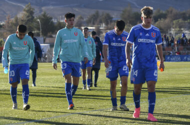 Futbol, Cobresal vs Universidad de Chile. Fecha 16, campeonato Nacional 2024. Los jugadores de Universidad de Chile se retiran tras el partido de primera division contra Cobresal disputado en el estadio El Cobre en El Salvador, Chile. 21/07/2024 Alejandro Pizarro Ubilla/Photosport Football, Coquimbo Unido vs Union La Calera. 16nd turn, 2024 National Championship. Universidad de Chile's players leave the field after the first division match against Cobresal at the El Cobre stadium in El Salvador, Chile. 21/07/2024 Alejandro Pizarro Ubilla.