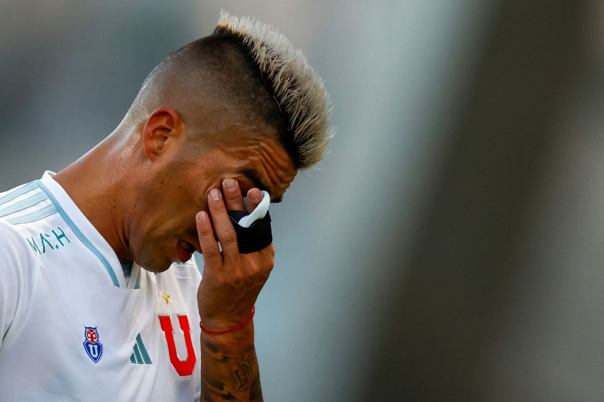 "Nos parece un exceso": desde la U alzan la voz por duro castigo a Leandro Fernández