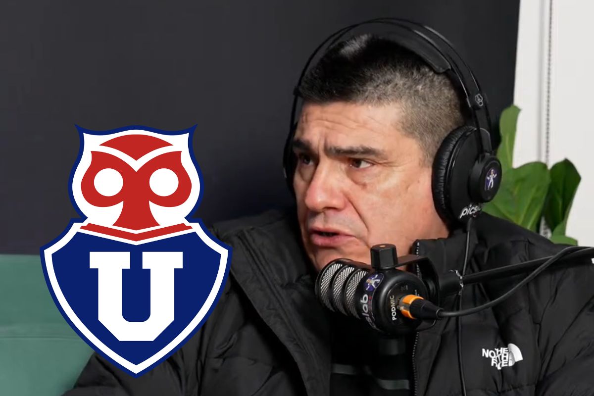 Primer plano a Marcelo Vega hablando en un micrófono junto a un escudo de la U