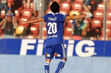 Charles Aránguiz con la 20.