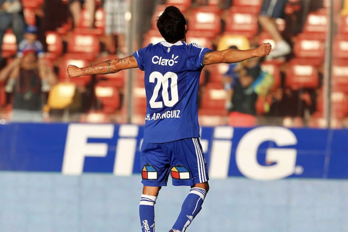 Charles Aránguiz con la 20.