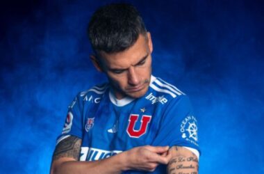 "Humildad, hablando lo justo no como otros...": las llamativas reacciones de los hinchas de la U tras llegada de Charles Aránguiz