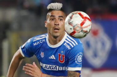 Leandro Fernández con un balón y camiseta de Universidad de Chile.
