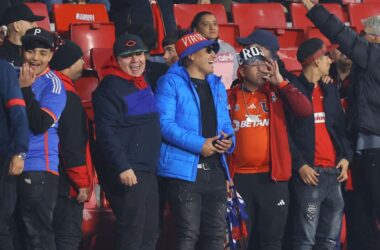 Palestino reacciona por camisetas de la U en la barra del DIM: "Gracias a los que nos apoyaron y a los que no..."