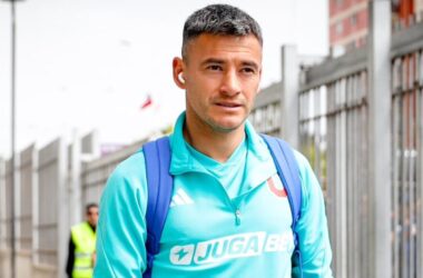 Primer plano a Charles Aránguiz con indumentaria de Universidad de Chile.