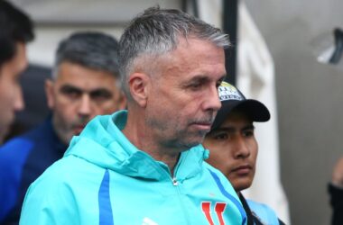 Primer plano Gustavo Álvarez con indumentaria de Universidad de Chile.