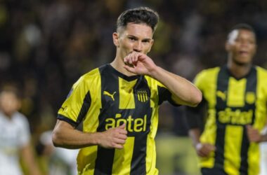 Maximiliano Silveira celebrando un gol con la camiseta de Peñarol.