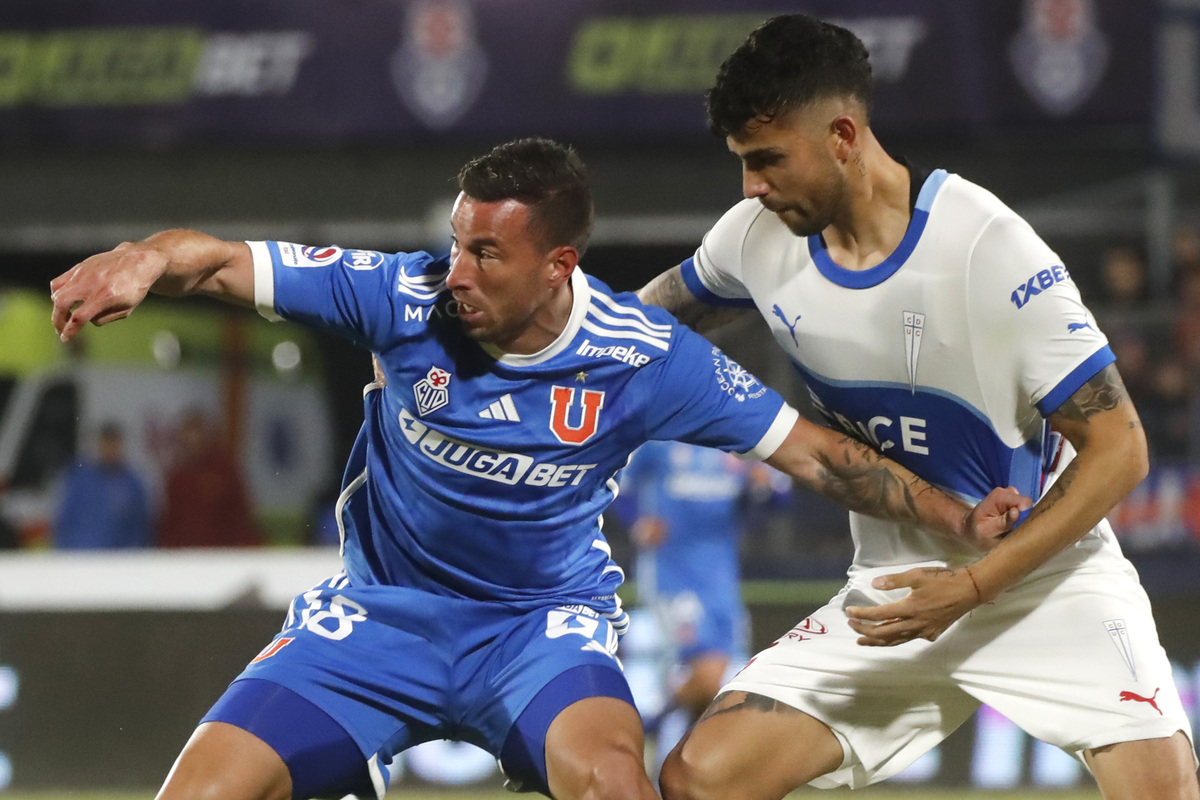 Universidad de Chile enfrentando a la Universidad Católica.