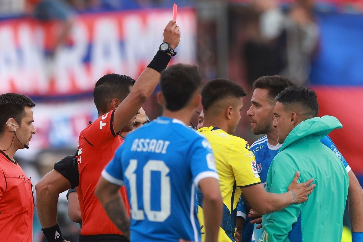 No sólo las expulsiones: El duro informe arbitral que complica a la U tras el duelo frente a Everton