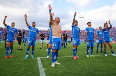 Jugadores de la Universidad de Chile despidiéndose de la hinchada tras el final del partido ante Everton.