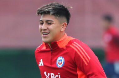 Primer plano a Marcelo Morales con la camiseta de la Selección Chilena.