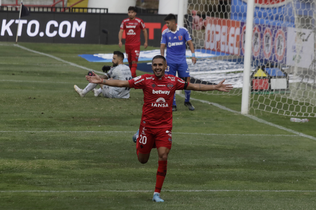 No sigue en la U: jugador cortado por Gustavo Álvarez tiene nuevo equipo para 2025