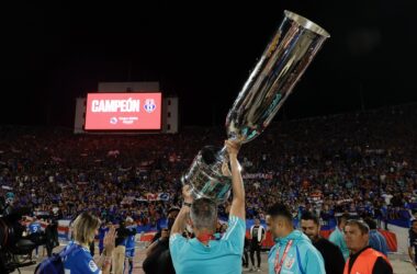 Gustavo Álvarez levantando la Copa Chile.