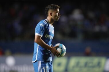 No encuentra espacio: El oscuro panorama de Lucas Assadi en el equipo de estrellas de Gustavo Álvarez