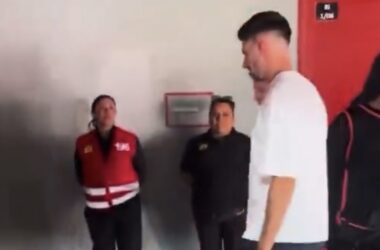 [Video] Un bullanguero más: Registran llegada de Lucas di Yorio al Estadio Nacional para ver a la U vs Magallanes