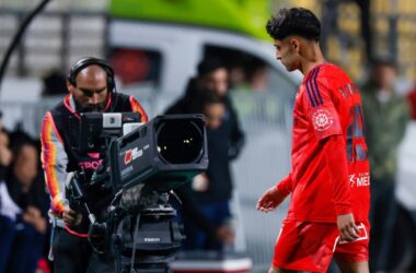 Árbitro del encuentro entre Everton y la U se corrige y exculpa a Javier Altamirano de la expulsión