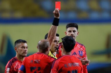 ¿Era para roja? La polémica expulsión a Javier Altamirano que sacudió a la U en el partido contra Everton