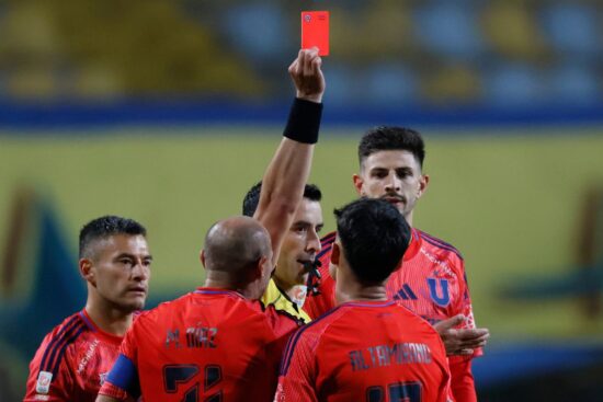 ¿Era para roja? La polémica expulsión a Javier Altamirano que sacudió a la U en el partido contra Everton