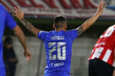 Charles Aranguiz celebrando su anotación contra Estudiantes.