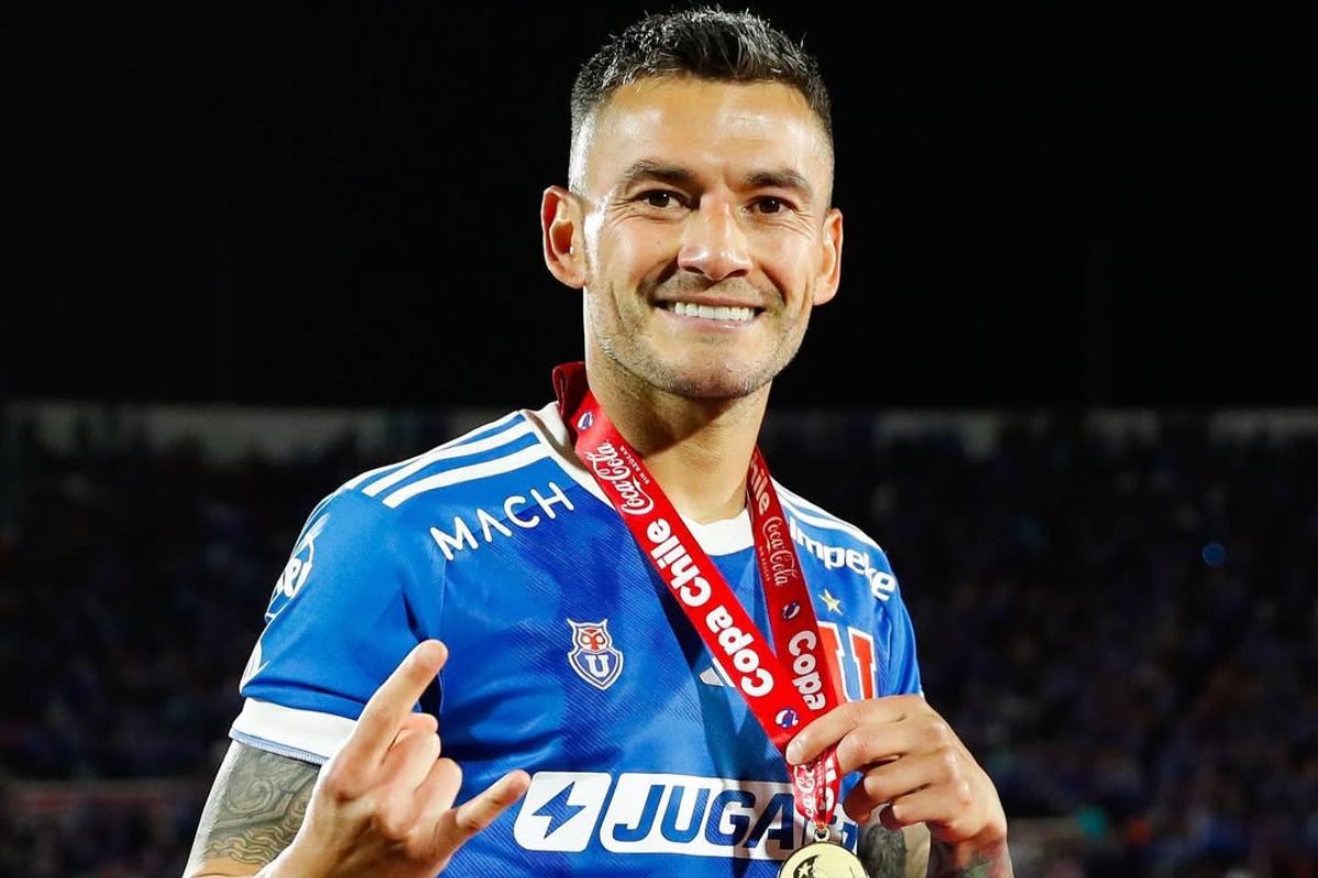 "Charles Aránguiz está entre los 10 mejores jugadores chilenos de todos los tiempos": la prensa se rinde a los pies del volante de la U