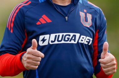 Emotivo momento para el capitán de Universidad de Chile (1)