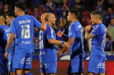 Hinchas de la U Charles Aránguiz (2)