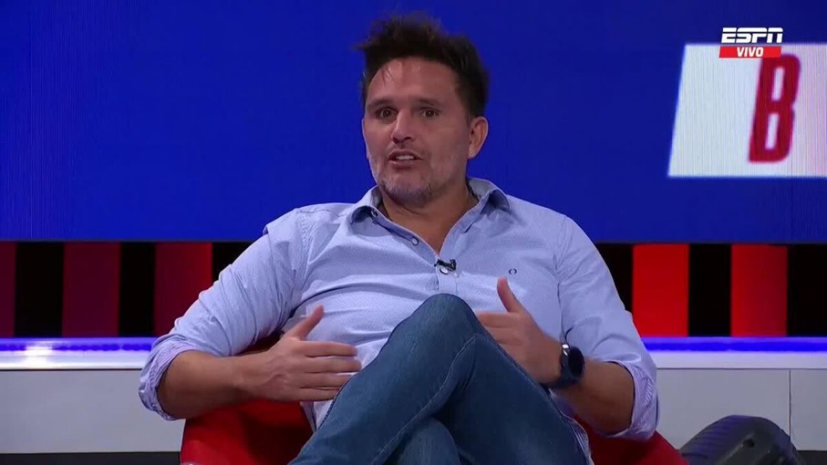 Rafael Olarra golpea la mesa por suspensión del Superclásico: "Estamos parando para darle en el..."