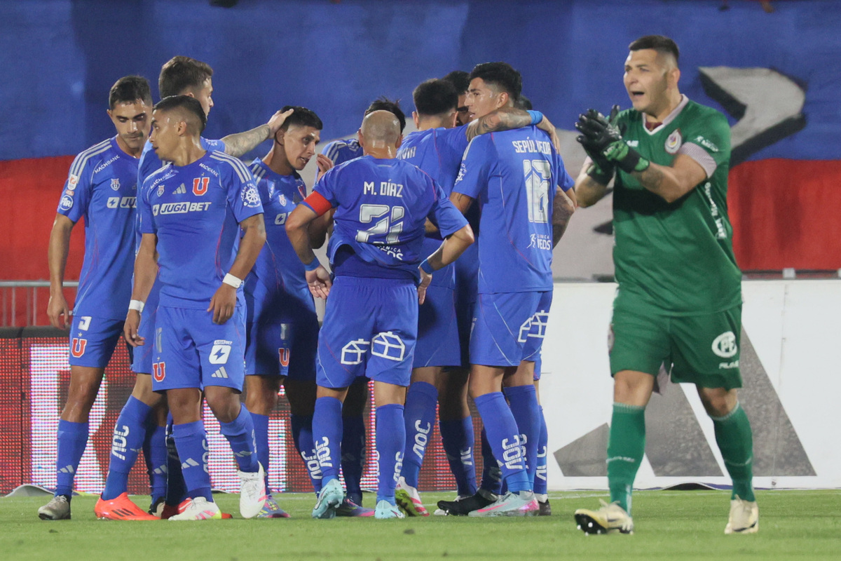 Jugadores de Universidad de Chile celebrando un gol.