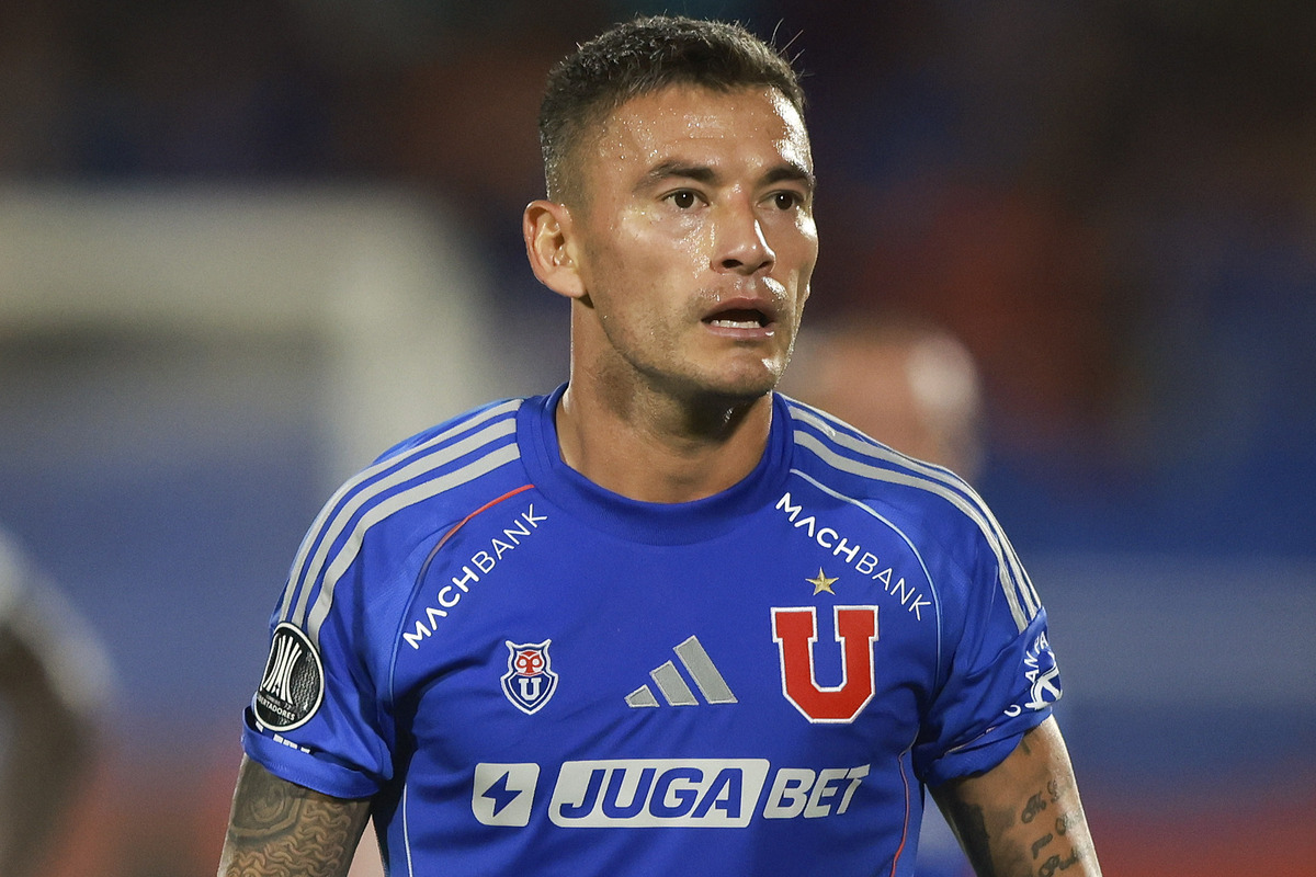 Primer plano de Charles Aránguiz con la camiseta de Universidad de Chile.