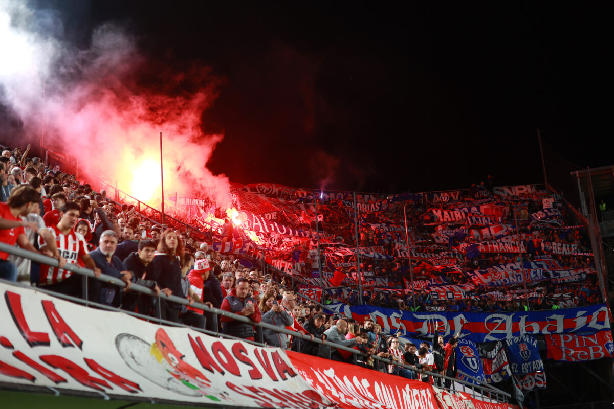Futbol, Estudiantes vs Universidad de Chile. Fase de grupos, Copa Libertadores 2025. Los hinchas de Universidad de Chile son fotografiado contra de Estudiantes durante el partido de copa libertadores por el grupo A disputado en el estadio Jorge Luis Hirschi en Buenos Aires, Argentina. 08/04/2024 Javier Vergara/Photosport Football, Estudiantes vs Universidad de Chile. Group stage, Copa Libertadores 2025. Universidad de Chile’s fans are pictured against of Estudiantes during the copa libertadores match for group A at the Jorge Luis Hirschi stadium in Buenos Aires, Argentina. 08/04/2024 Javier Vergara/Photosport