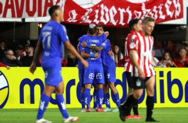 La U celebrando un gol en casa de Estudiantes.