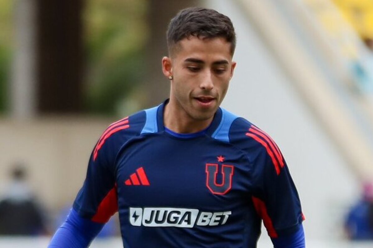 Primer plano de Lucas Assadi con la camiseta de Universidad de Chile.