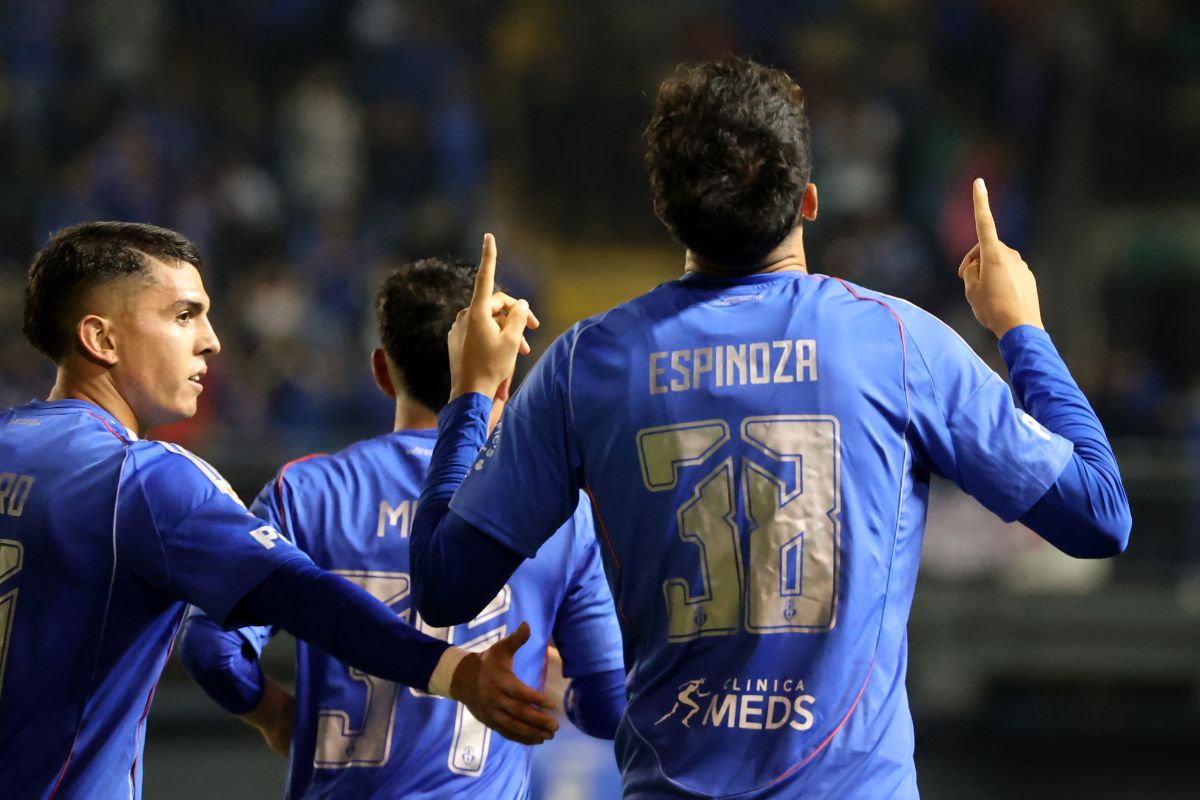 Martín Espinoza encabezando la recuperación de la U tras el golpe de Deportes Recoleta anotando el primer gol.